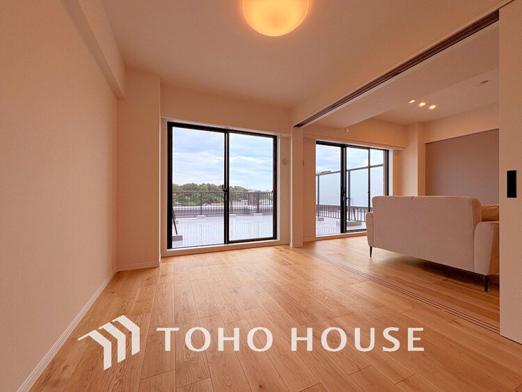 内装 採光もある洋室は、くつろぎのひと時を過ごすのにぴったり