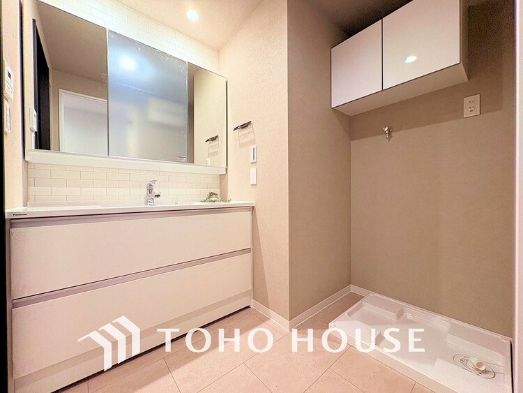 洗面 白を基調とした清潔感のある洗面室で朝の身支度を