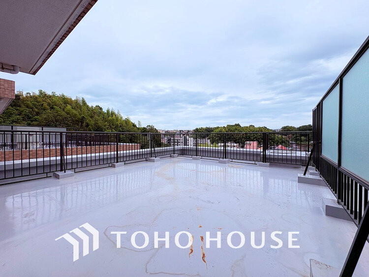 バルコニー 日当たりの良いバルコニーで晴れの日の洗濯物も楽しみになりますね