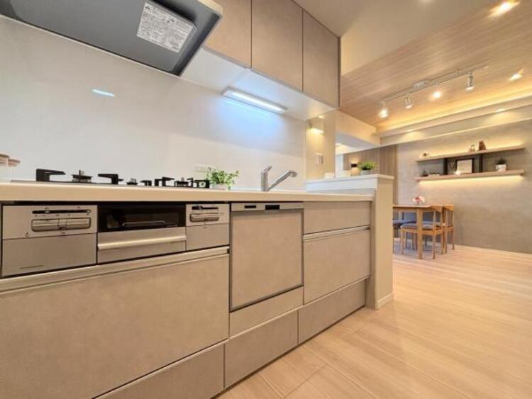 キッチン 新しいキッチンは気分も上がり、家事も楽しくできそう。お手伝いをしてくれるお子様と並んで立てるキッチンは、ご家族のコミュニケーションを育む場として活躍します。収納力が高い事も大事なポイントです。