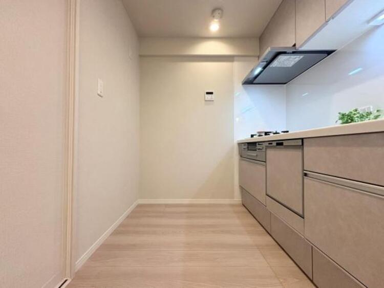 キッチン 新しいキッチンは気分も上がり、家事も楽しくできそう。お手伝いをしてくれるお子様と並んで立てるキッチンは、ご家族のコミュニケーションを育む場として活躍します。収納力が高い事も大事なポイントです。