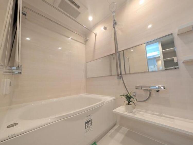 風呂 ユニットバスはゆったりとくつろげる1坪タイプ。足までしっかりと伸ばせる浴槽は心身ともにしっかりと疲れを癒してくれます。お子様と一緒の入浴でも充分な広さです。バスルームは疲れを癒すくつろぎの場所。