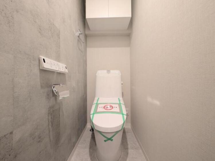 トイレ ゆとりをもった広さ、白ベースに清潔感ある空間です。もちろんウォシュレットも完備しております。小物を収納するスペースがあるのも良いですね。毎日頻繁に利用する大切な空間だからこそ、こだわりたいです。