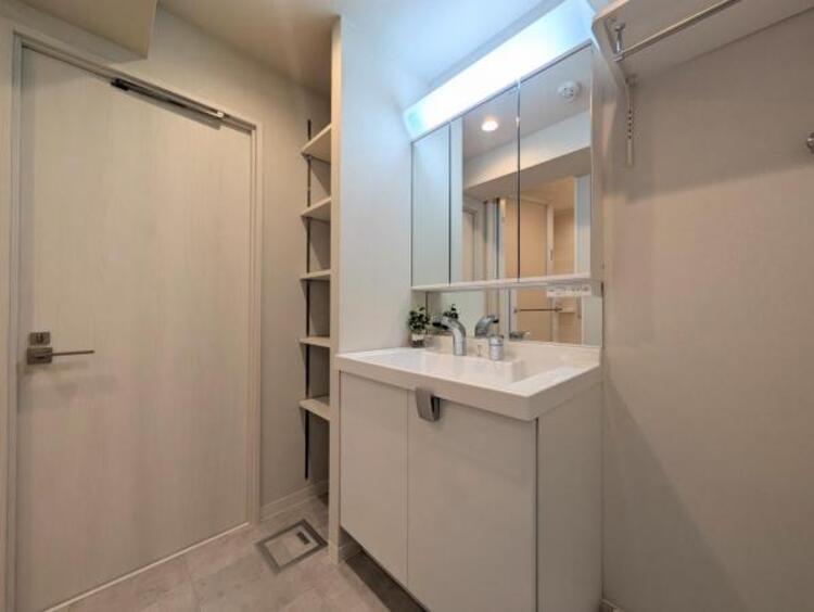 洗面 平日の朝であっても、落ち着きとくつろぎを感じられる。歯磨き粉が行方不明になるようなごちゃごちゃ感も解消。収納力の高い洗面所です。コーディネートされた空間で気持ちよく身だしなみを整えられます。