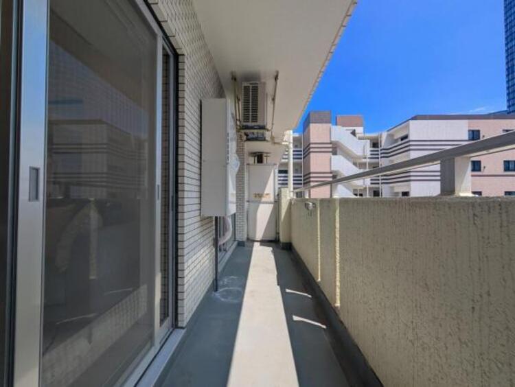 バルコニー 日当たり良好！晴れた日はお洗濯物も気持ちよく乾きます。バルコニーからたっぷりの光をうけたお布団やシーツから太陽のにおいが感じられます。一度に洗濯を干せる量を気にする家庭も満足できるスペースです。