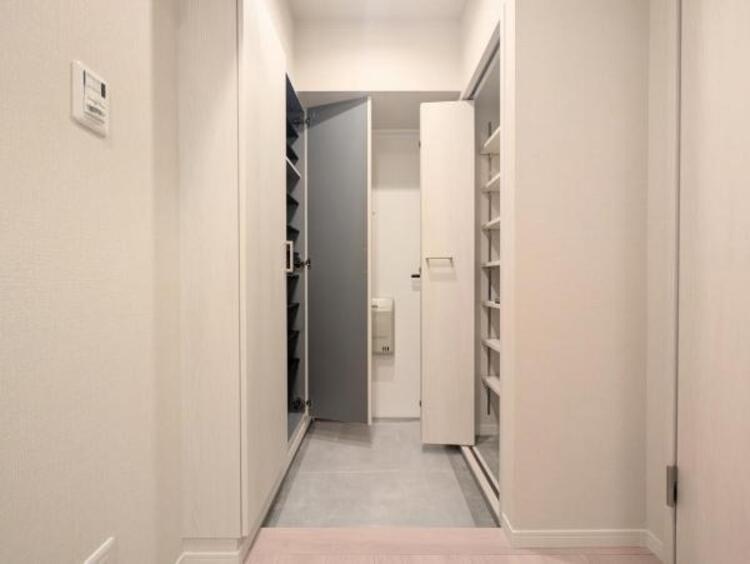 その他 住まいの第一印象を決める玄関スペース。収納力が高い下足入れを設置しており、高級感と清潔感を演出しました。小窓からの採光で明るい設計です。気持ちの良い気分でお出かけする事ができ、帰宅時も良い気分。