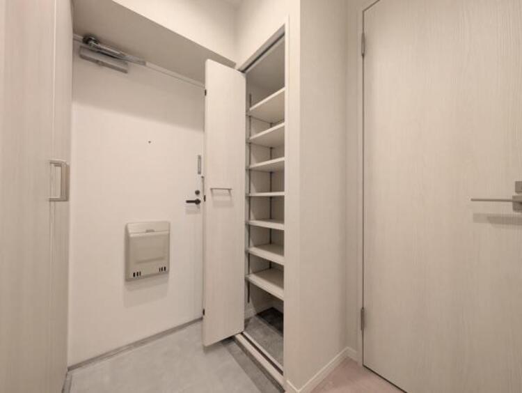 その他 靴だけでなく、ベビーカーやアウトドアの趣味の道具。またはコート類などを収納できるスペースです。玄関にこそ収納があるべきだと思います。