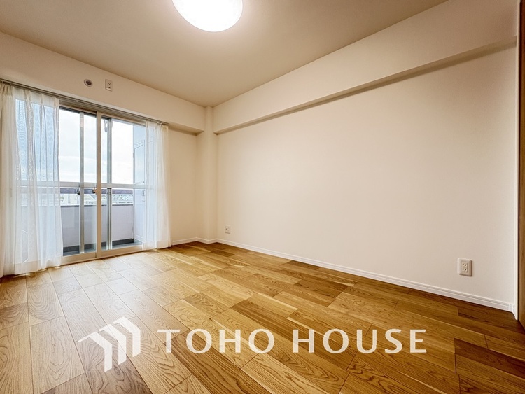 内装 採光もある洋室は、くつろぎのひと時を過ごすのにぴったり