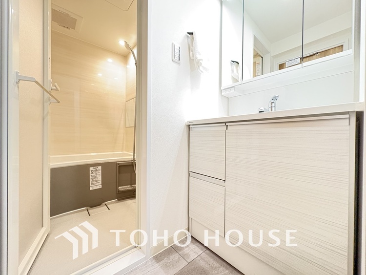 洗面 白を基調とした清潔感のある洗面室で朝の身支度を