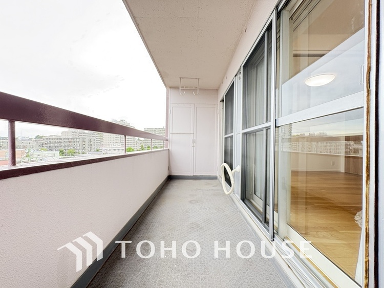 バルコニー 日当たりの良いバルコニーで晴れの日の洗濯物も楽しみになりますね