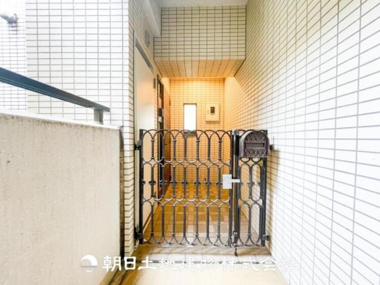 その他 玄関にはポーチがあり荷物などもおけるスペースがあります。