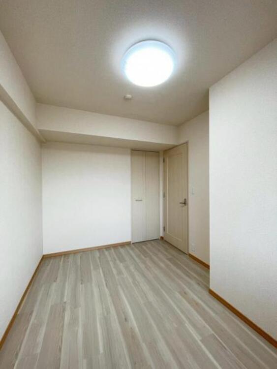 内装 柔らかな色合いに優しく包まれ、リラックスタイムを送れる寝室 