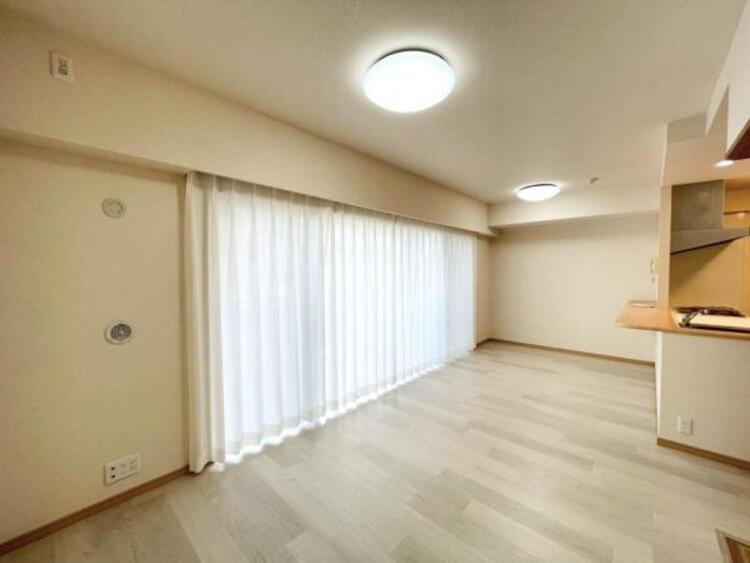 居間 たっぷりの陽光が注がれた明るいリビングは、家族団らんのひと時を包み込みます。 