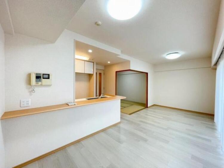 居間 一日の長い時間を過ごすリビング。陽光の注ぐ明るい空間です 