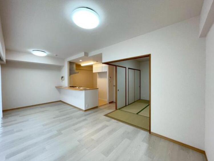 居間 食と憩いの場がゆるやかに続く、家族の存在を感じられるLDKです 