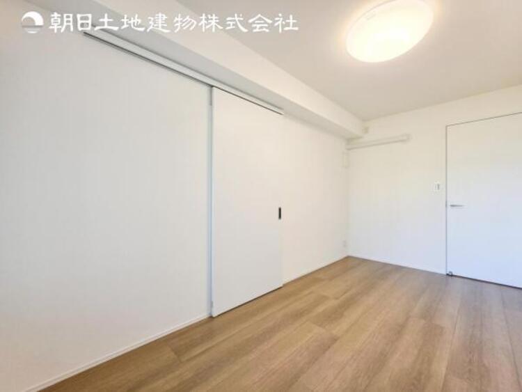 内装 【洋室】人間の感性を育むプライベートルームはシンプルが１番！読書やネット、大切な一人の時間も充実したものにできます。