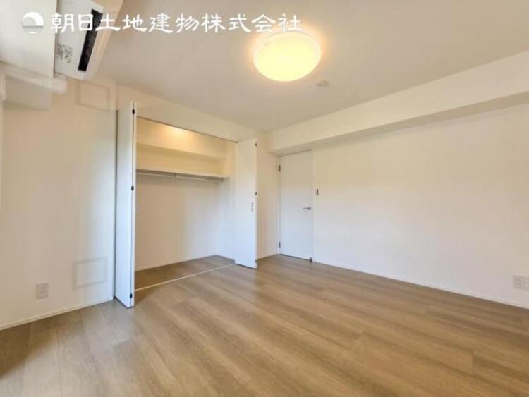 内装 【洋室】爽やかな空間演出とセンス良く纏められた室内は寛ぎ空間でなければなりません。妥協せずにまとめ上げました。