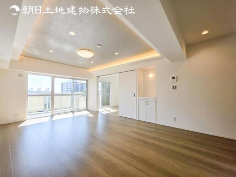 居間 【リビング】家族や友人との時間など１番多くの時間を過ごす空間だからこそ快適な空間を目指してプランニングしました。