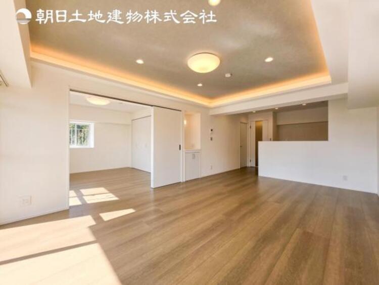 居間 【リビング】リビングにはみんなが集い食事や楽しい会話でついつい時を忘れてしまう。そんな束の間の幸せを感じさせてくれる場所。