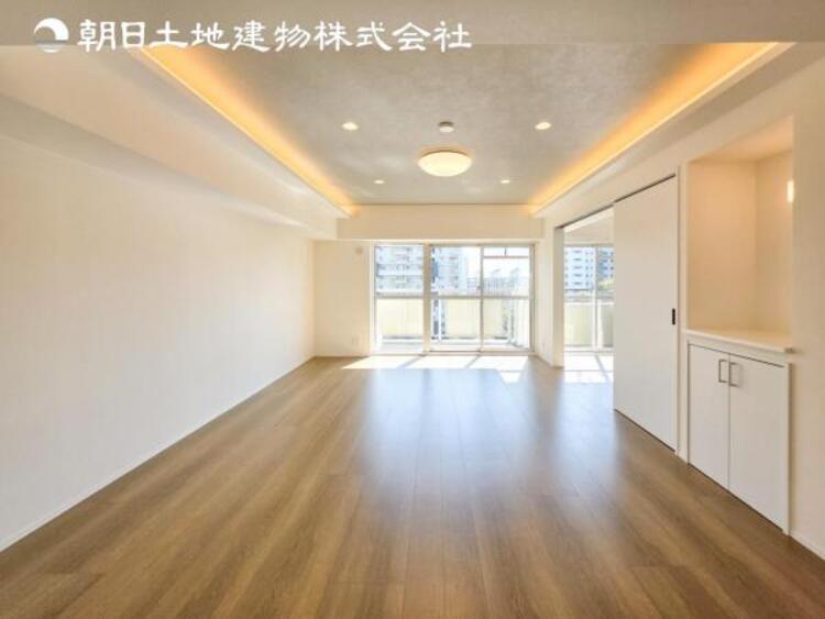 居間 【リビング】開放的で明るい空間が広がるLDK。リビングには潤沢な太陽が降り注ぎ、爽やかな住空間を演出できます。