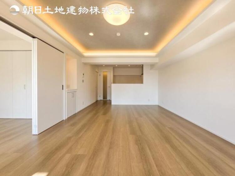 居間 【リビング】大切なご家族、招いた友人と過ごすひと時を溢れる光が優しく包み込む空間。充実した住空間は心を豊かにします。