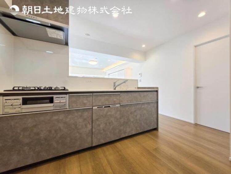 キッチン 【キッチン】シンプルでスタイリッシュなカウンターキッチンです。小さなお子様を安心して遊ばせながら家事ができます。