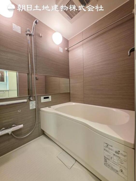 風呂 【浴室】快適な使い心地とゆとりある空間が１日の疲れを解きほぐすバスルーム。空間も浴槽もゆったりのびのび使えます。