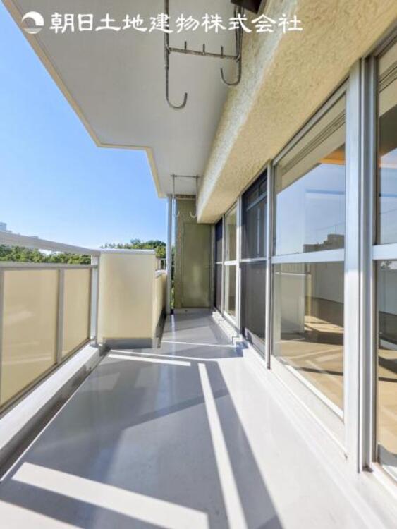 バルコニー 【バルコニー】太陽に愛された家。陽当り・通風に優れた魅力的で快適さを追求したプライベート空間です。