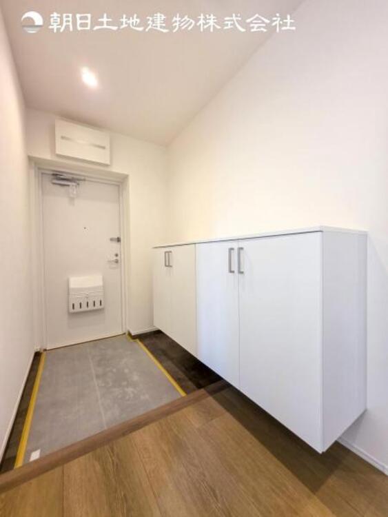 その他 【玄関】家族の帰り、遊びに来る友人、知人を優しく迎え、温もりに満ちた生活空間を予感させる。帰りたい家がここにあります。