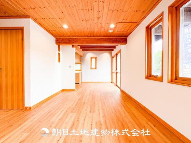 居間 大切なご家族、招いた友人と過ごすひと時を溢れる光が優しく包み込む空間。