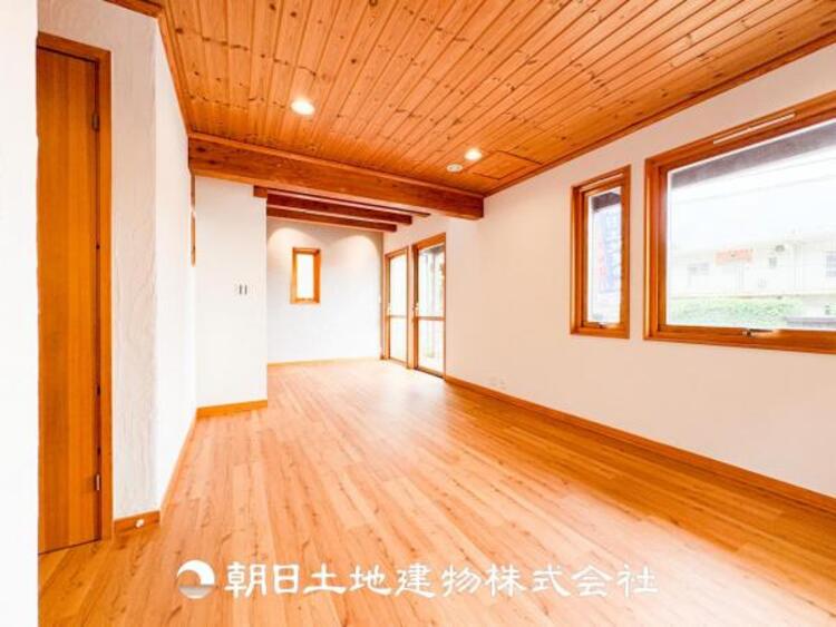 居間 話に夢中になりすぎて、ついつい時を忘れてしまう。