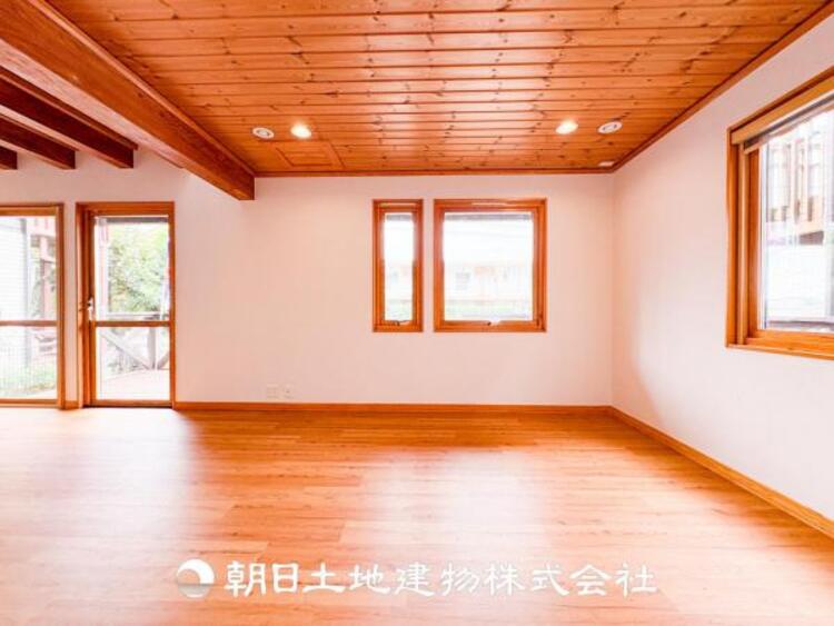 居間 リビングにはみんなが集い、食事や楽しい会話が始まる。