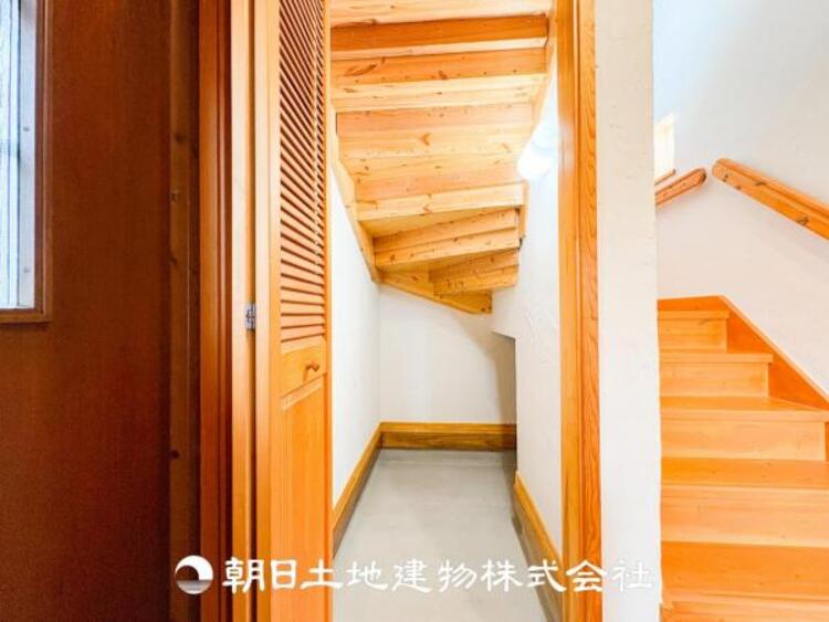 収納 階段下にも収納を作っており便利な空間を設けました。