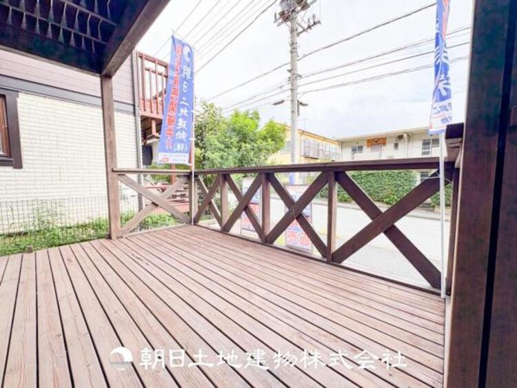 バルコニー ウッドデッキがあり寛ぎの空間となります。テーブルを置いてゆっくりとした週末を過ごせます。