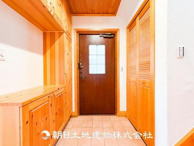 その他 シューズボックスが玄関には備え付けられており靴を整理できます。