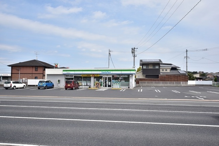 周辺 ファミリーマート春山町店【ファミリーマート春山町店】鹿児島市春山町にあるコンビニです。サービス・設備　駐車場、鹿児島銀行ATM、Famiポート、コピー・FAX、Wi-… 徒歩 約16分（約1280m）