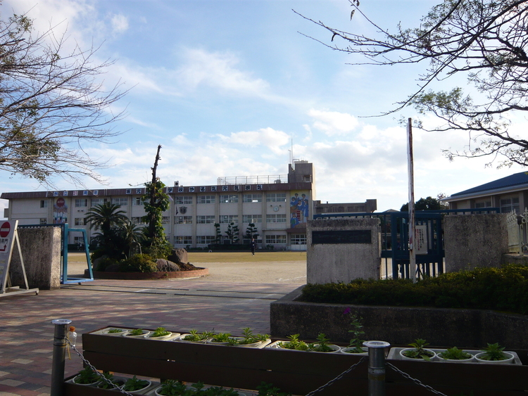 周辺 坂元台小学校【鹿児島市立坂元台小学校】は、西坂元町に位置する1985年創立の小学校です。令和3年度の生徒数は403人で、16クラスあります。校訓は「やる気　元気　根気」… 徒歩 約10分（約750m）