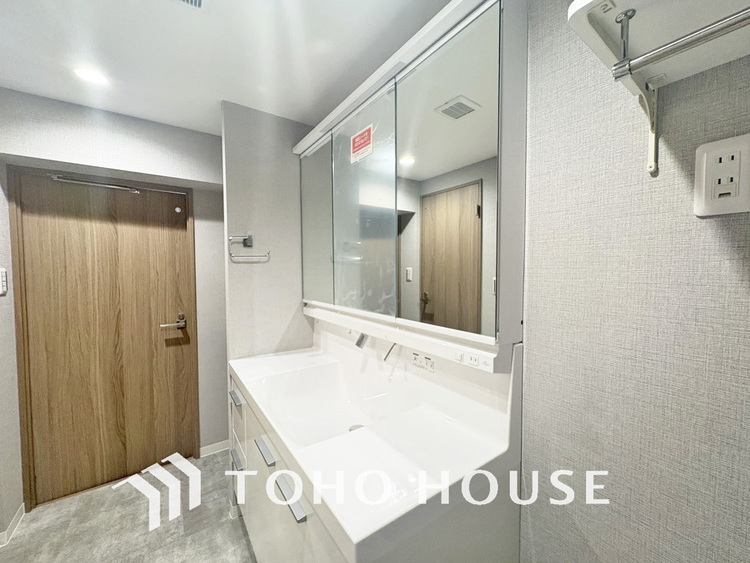 洗面 白を基調とした清潔感のある洗面室で朝の身支度を