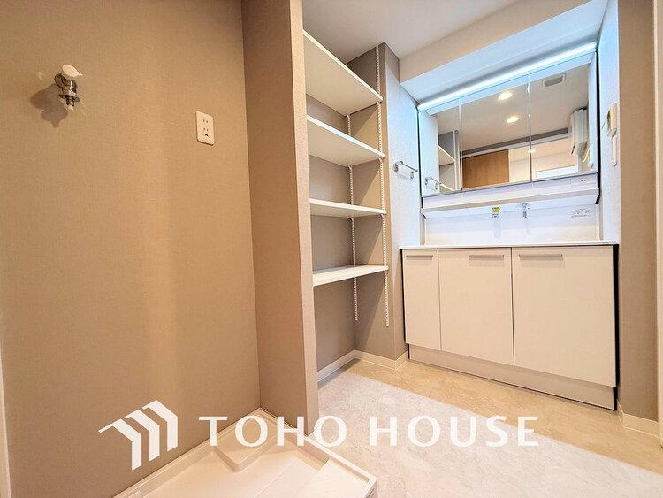 洗面 白を基調とした清潔感のある洗面室で朝の身支度を