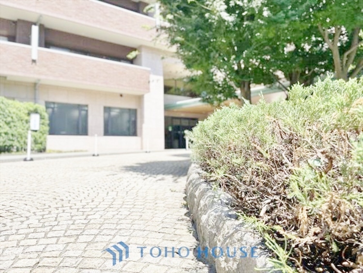 エントランス ◆木漏れ日◆の様な採光が優しく足元を照らし、心地いい暮らしの道しるべを写し出す。この空間で過ごす家族との語らいの時間がとても素敵で幸せを感じるかもしれない。