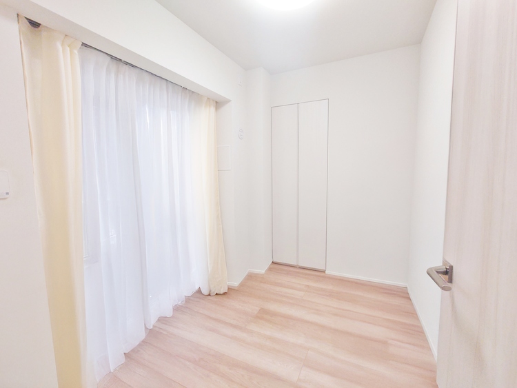 内装 ◆窓を開けると◆冷涼な風、そよぐリビング。だんらんの場所はここから始まり、ここで終わる。家族の笑顔が集う素敵な場所だから、こだわり抜いた思いが詰まっているのだと思う。