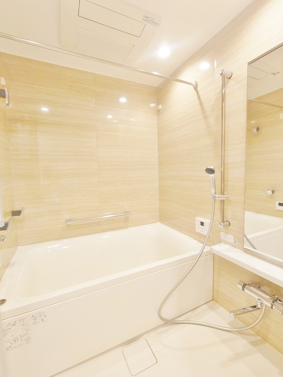 風呂 ◆陽溜まり◆の温もりを感じ、ふわりと寄り添う太陽の妖精たちが自然と僕達を微睡ませる。うとうとしたい訳ではないがそんな時間が嫌いじゃない自分がここにいる。