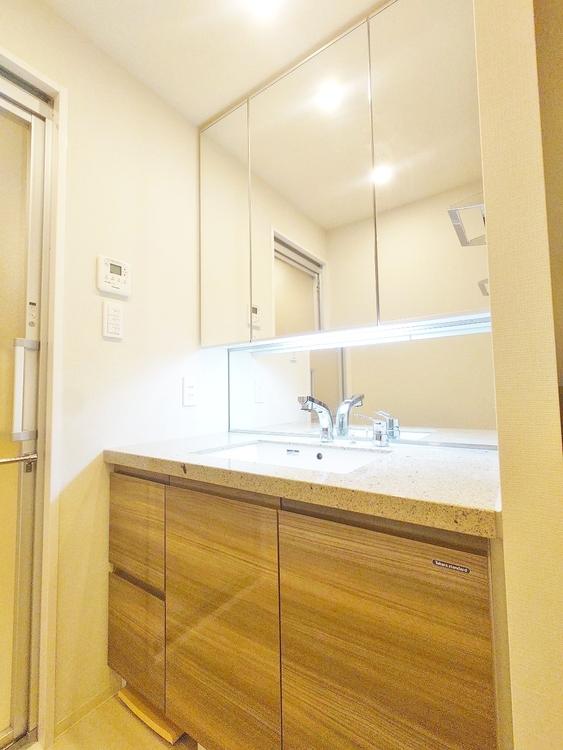 洗面 ◆サンサンと◆差し込む太陽の光がこのリビングに笑いをもたらす。ソファの上のクッションがポカポカした暖気にぬくぬくと微睡んでいる。