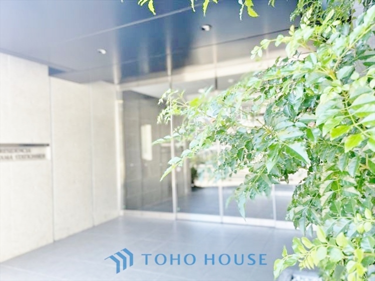 エントランス ◆木漏れ日◆の様な採光が優しく足元を照らし、心地いい暮らしの道しるべを写し出す。この空間で過ごす家族との語らいの時間がとても素敵で幸せを感じるかもしれない。