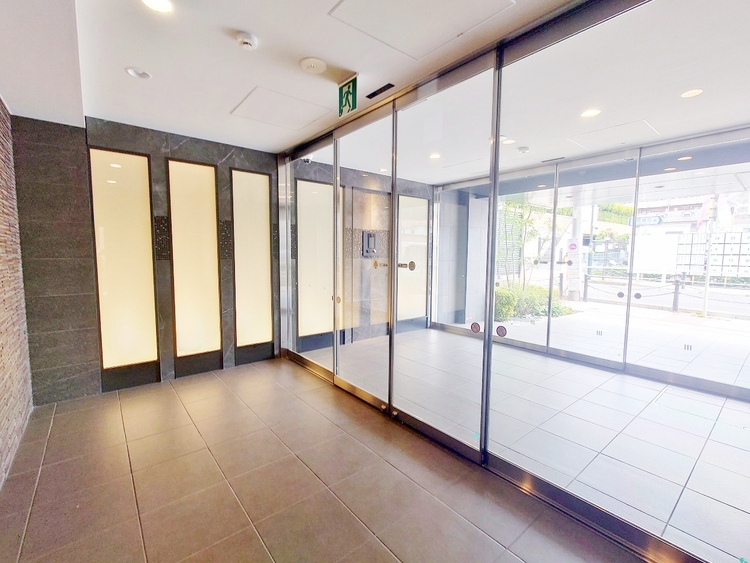 その他 ◆結ばれた◆玄関ドアを開けるとリビングから聞こえる小走りの足音。靴を脱ぎかけ目の前に立つ君の瞳と交差する。君は微笑みその刹那に心奪われる。佇む僕と君の間に赤い糸が結ばれた。