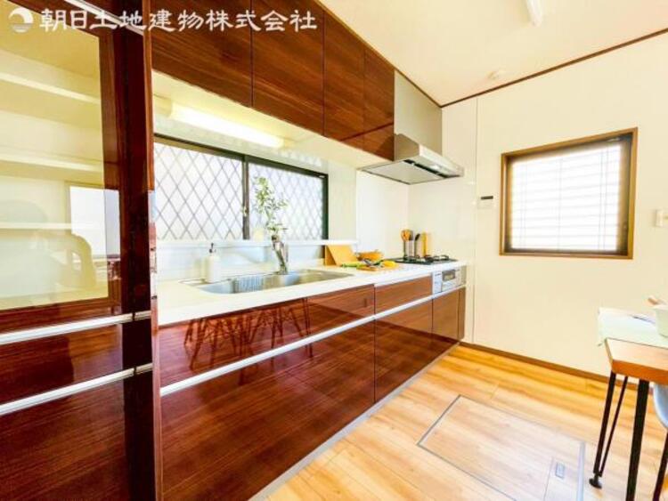 キッチン 【キッチン】広く取られたキッチンスペースはとても便利です。お料理をする人も開放感が心地いいです。 