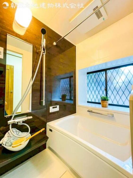 風呂 【浴室】ゆったりと寛げる広々バスで足を伸ばしてリラックス。　最新のユニットバスは設備も充実です。 