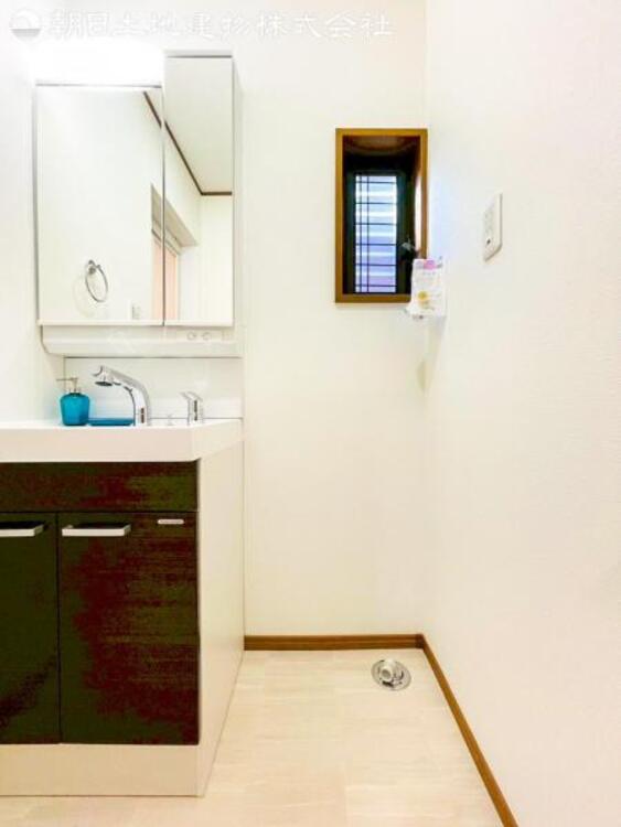 洗面 【洗面・脱衣所】ストレスフリーな広いランドリースペース。大きな洗濯機乾燥機もしっかりとおけます。 