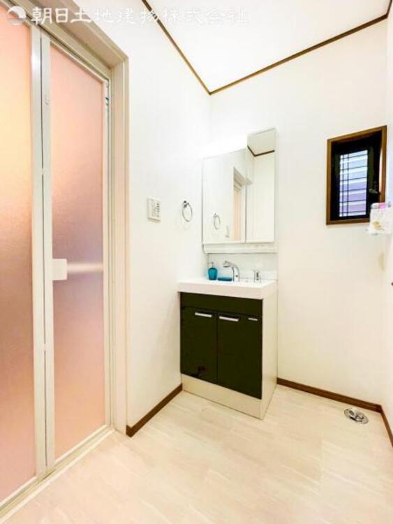 洗面 【洗面・脱衣所】使用頻度の高い場所だからこそ便利な空間に。多人数での使用も考えた便利な空間です 