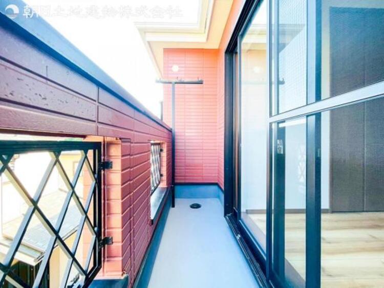 バルコニー 【バルコニー】太陽の光と爽やかな風でお洗濯物は気持ちいいです。 